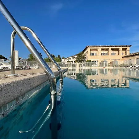 Les De Robinson: Riverside With Pool In *