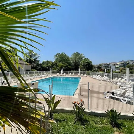 201 - Les De Robinson - Avec Piscine En Bord De Siagne, A *