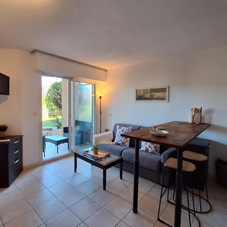 201 - Les De Robinson - Avec Piscine En Bord De Siagne, A Apartment *